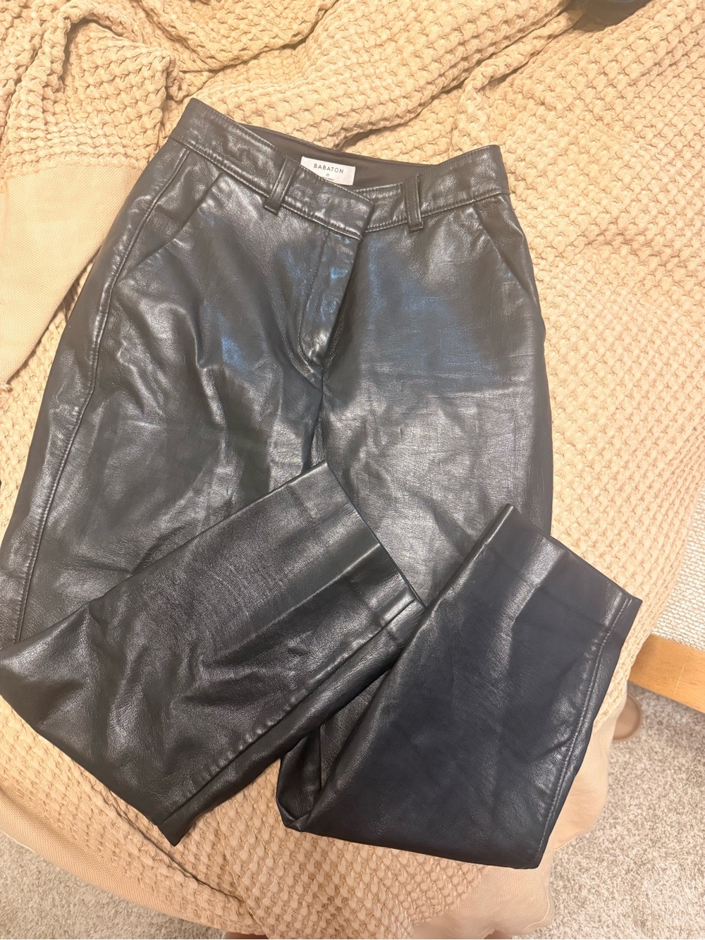 Aritzia Babaton Black Faux Leather pants - Sleek Straight cropped Leg. size 0
